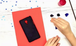 用手机壳的小姐姐怎么画,手机壳小姐姐的时尚插画教程